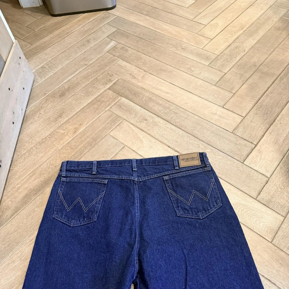 Wrangler Rugged Wear Jeans Mens 44x30 Blue Denim Straight Leg Dark Wash Classic